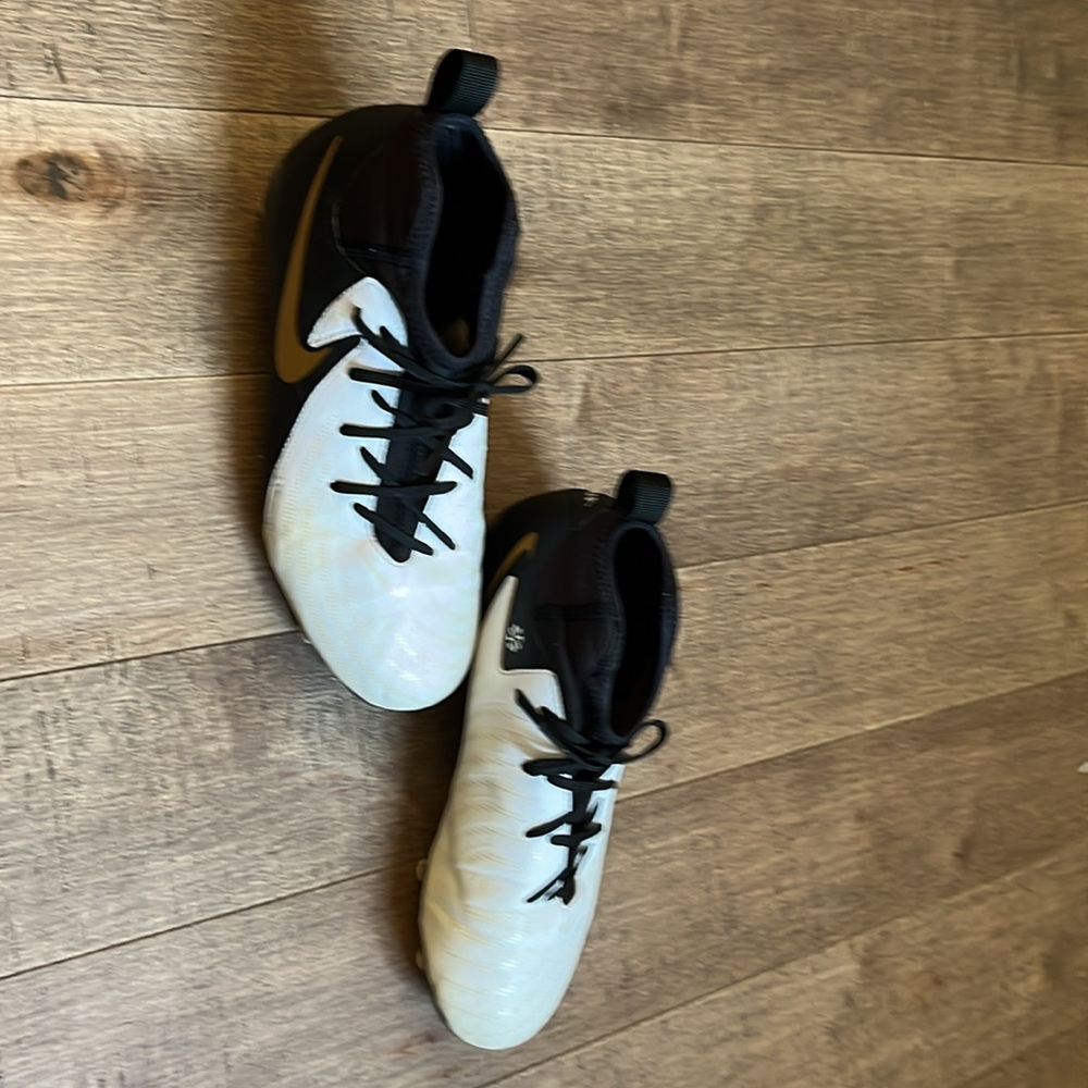 Nike Phantom Luna Cleats - Picture 2 of 6